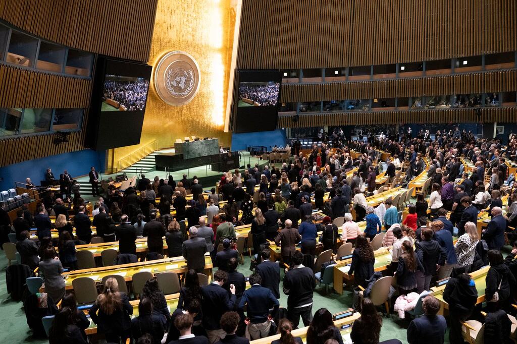 在联合国纪念缅怀大屠杀受难者国际纪念日活动期间祈祷和默哀。